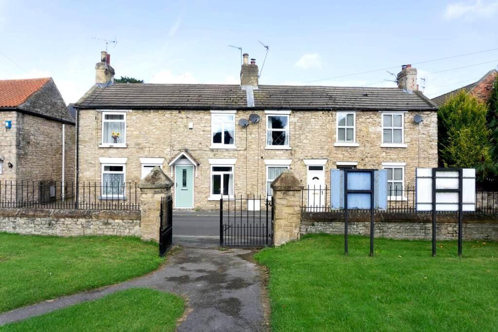 Country Cottage With Church View And Fireplace Near Leeds & York Exterior photo